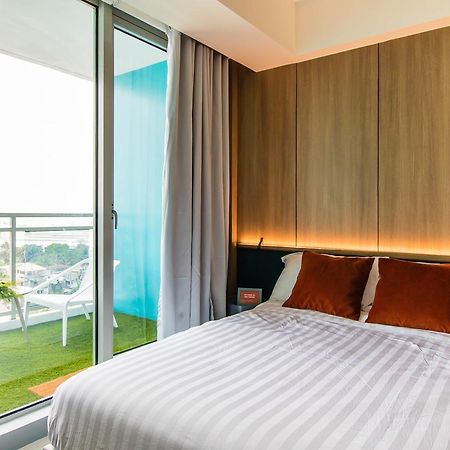 Azure Urban Beach Resort Manila By Radlett Exterior foto